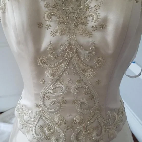 Oleg Cassini Wedding dress size 4 - Picture 2 of 14